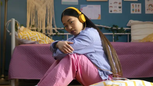 Biarkan atau Arahkan? Begini Cara Bijak Hadapi Anak Remaja yang Sulit Bergaul (photo by freepik.com)