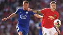 Bek Manchester United, Victor Lindelof, mengamankan bola dari striker Leicester, Jamie Vardy, pada laga Premier League 2019/2020 di Stadion Old Trafford, Manchester, Sabtu (14/9). MU menang 1-0 atas Leicester. (AFP/Oli Scarff)