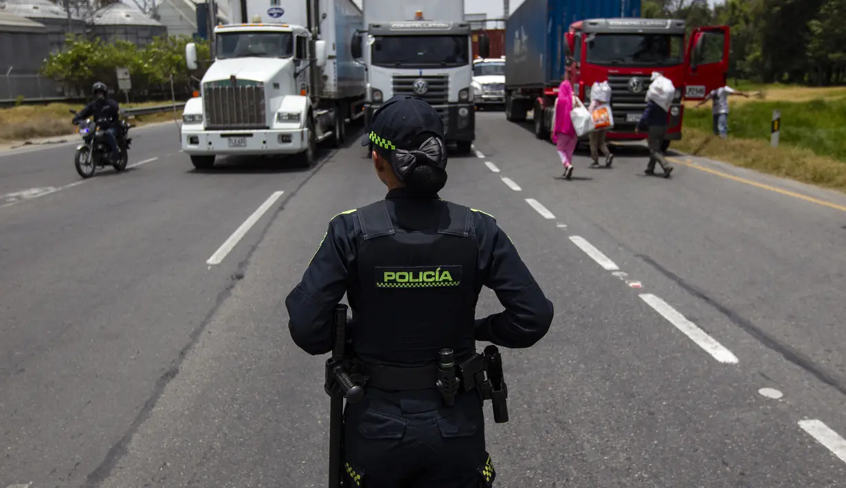Sebagai tanggapan, serikat-serikat pekerja mengadakan protes di seluruh negeri. (Alejandro Martinez / AFP)