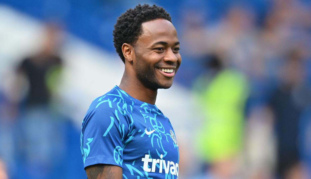 Raheem Sterling masuk ke dalam daftar pemain yang mendapatkan gelar MBE (Member of the Order of the British Empire) karena kampanyenya melawan aksi rasialisme di dalam maupun luar lapangan sejak 2017 lalu. Ia juga mendirikan yayasan untuk anak-anak yang kekurangan. (AFP/Glyn Kirk)