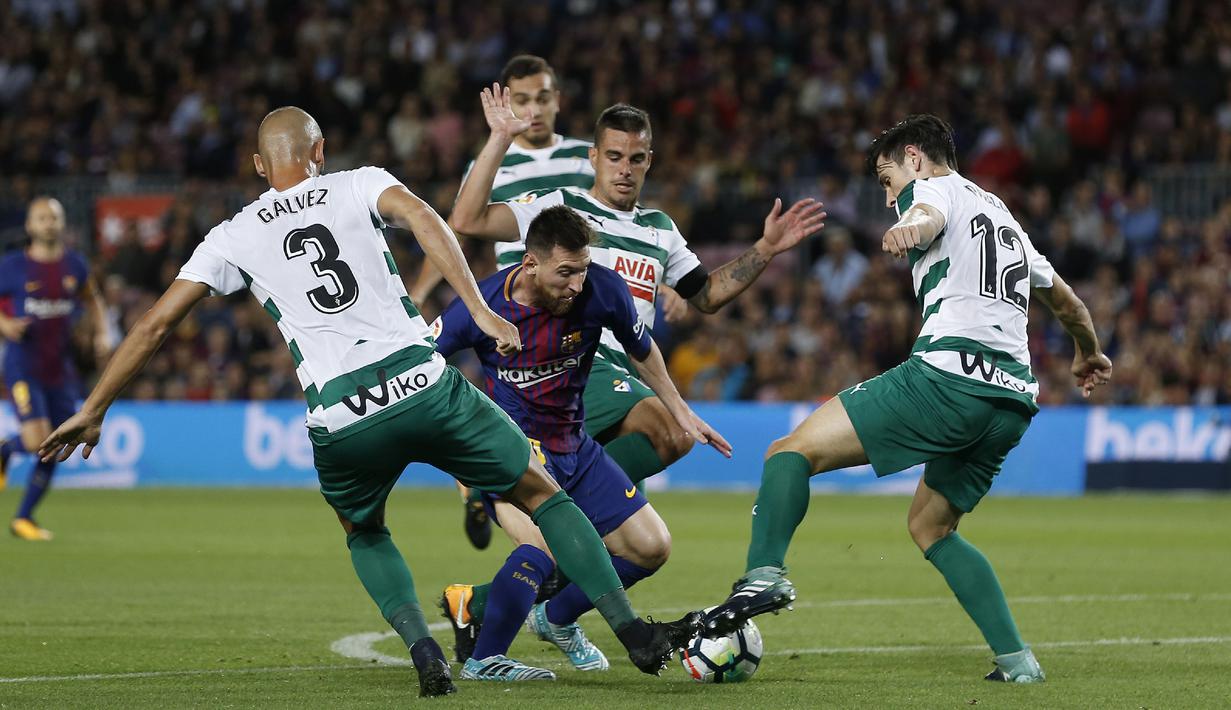 Gaya Messi melewati kepungan pemain Eibar pada laga La Liga Spanyol di Camp Nou stadium, Barcelona (19/9/2017). Barcelona menang 6-1. (AFP/Pau Barrena)