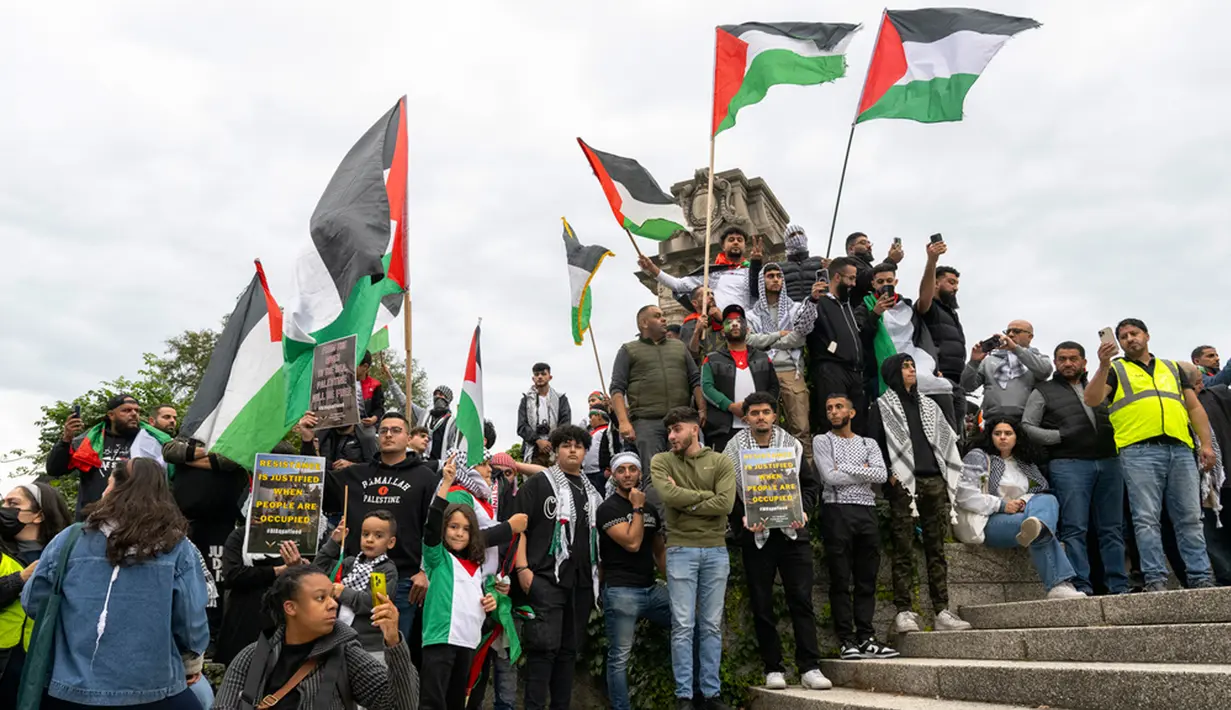 Di Amerika Serikat, massa pendukung Palestina dan Israel kerap bertemu saat melakukan aksi dukungan mereka. Dalam beberapa momen, terjadi persinggungan di antara kedua massa. (Tyler Pasciak LaRiviere/Chicago Sun-Times via AP)
