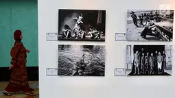 Sejumlah karya fotografi dipajang dalam pameran fotografi bertajuk “Semangat Anak Indonesia dalam Bingkai Hitam Putih” di TIM, Jakarta, Selasa (20/3). Pameran tersebut menampilkan 60 foto dari kategori umum dan jurnalis. (Liputan6.com/Immanuel Antonius)