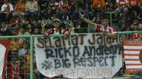 The Jakmania membentangkan spanduk solidaritas untuk Ricko saat pertandingan antara Persija melawan Bhayangkara FC pada lanjutan Liga 1 di Stadion Patriot, Bekasi, Sabtu (29/7/2017). Persija menang 1-0 atas Bhayangkara FC. (Bola.com/M Iqbal Ichsan)