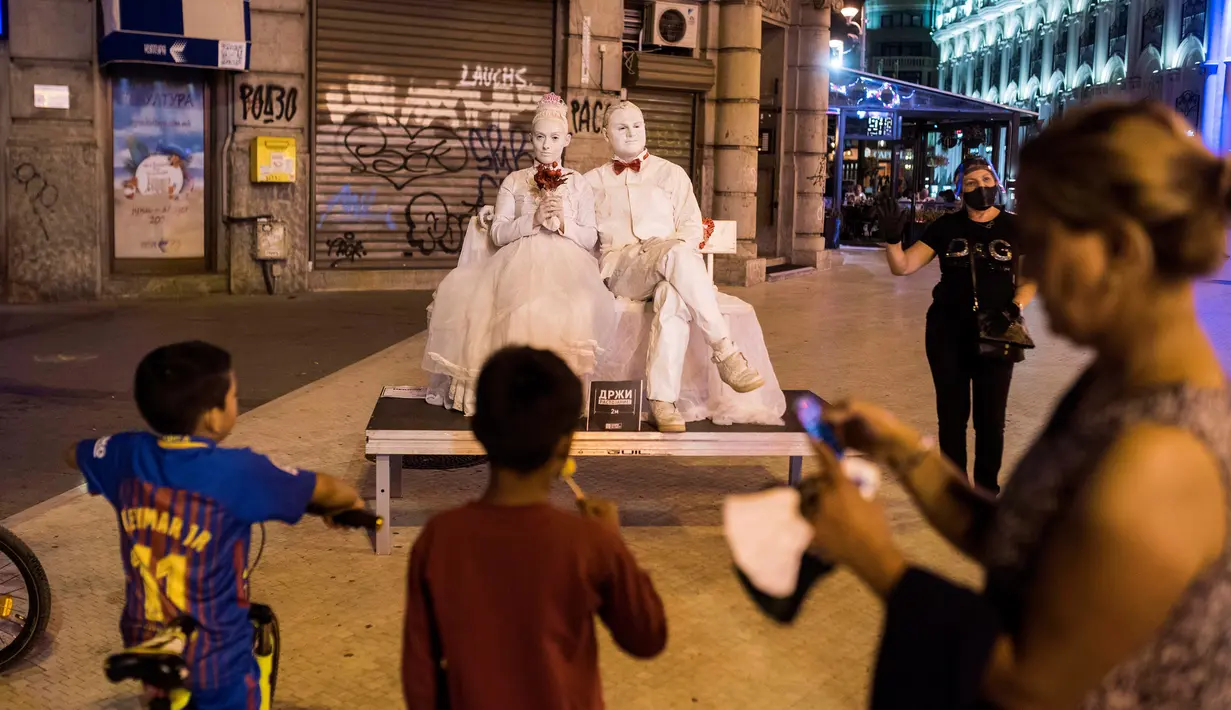 Para peserta yang berpakaian patung tampil dalam Statue Fest 2020 dengan tema "Skopje Disaat Corona", di alun-alun utama Skopje, Ibu Kota Makedonia Utara, 5 September 2020. Festival ini diselenggarakan oleh "Teatrosk" produksi teater jalanan yang menampilkan berbagai figur. (Robert ATANASOVSKI/AFP)