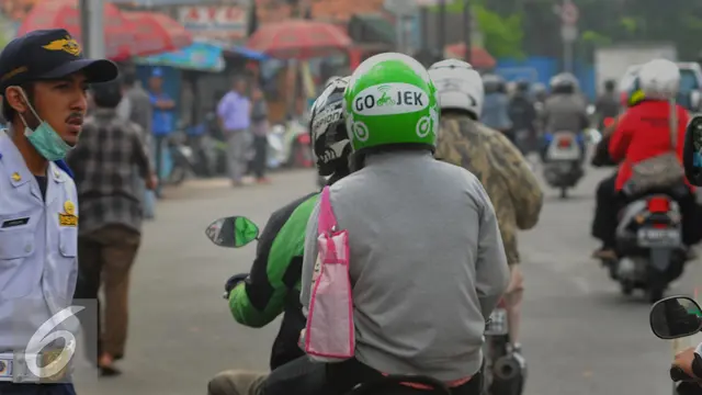 20160322-Penumpang-Terlantar-Ojek-Online-Raup-Untung-Jakarta-FRS