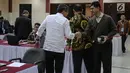 Laode Muhammad Syarif (kanan) bersiap mengikuti tes profile assessment seleksi calon pimpinan (capim) KPK di Gedung Lemhanas, Jakarta, Kamis (8/8/2019). Sebanyak 40 orang capim KPK menjalani tes profile assessment selama dua hari yakni 8-9 Agustus 2019. (Liputan6.com/Faizal Fanani)
