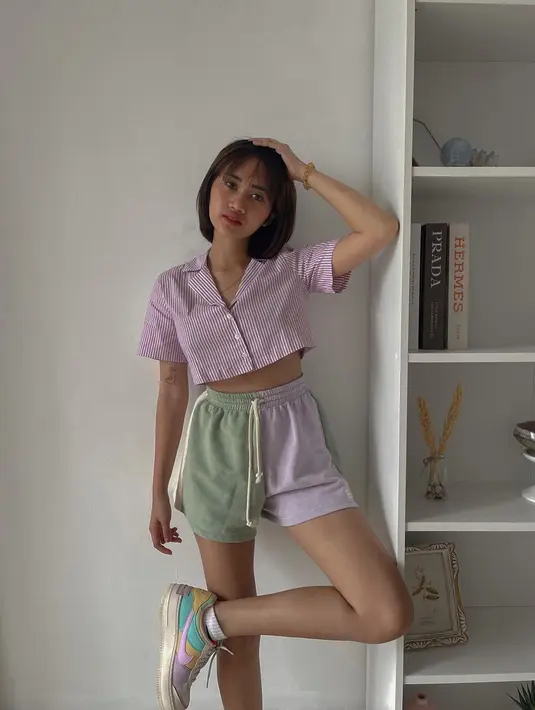 Ibu muda ini kerap berpenampilan dewasa dengan pakaian agak terbuka. Dhyaz hampir selalu menunjukkan lekuk tubuhnya yang body goals. Seperti penampilannya yang satu ini. Meski terkesan santai, Dhyaz tetap terlihat stylish seperti biasa lewat unggahan OOTD. Perut ratanya juga selalu bikin kagum. (Liputan6.com/IG/@permestadhyaz)
