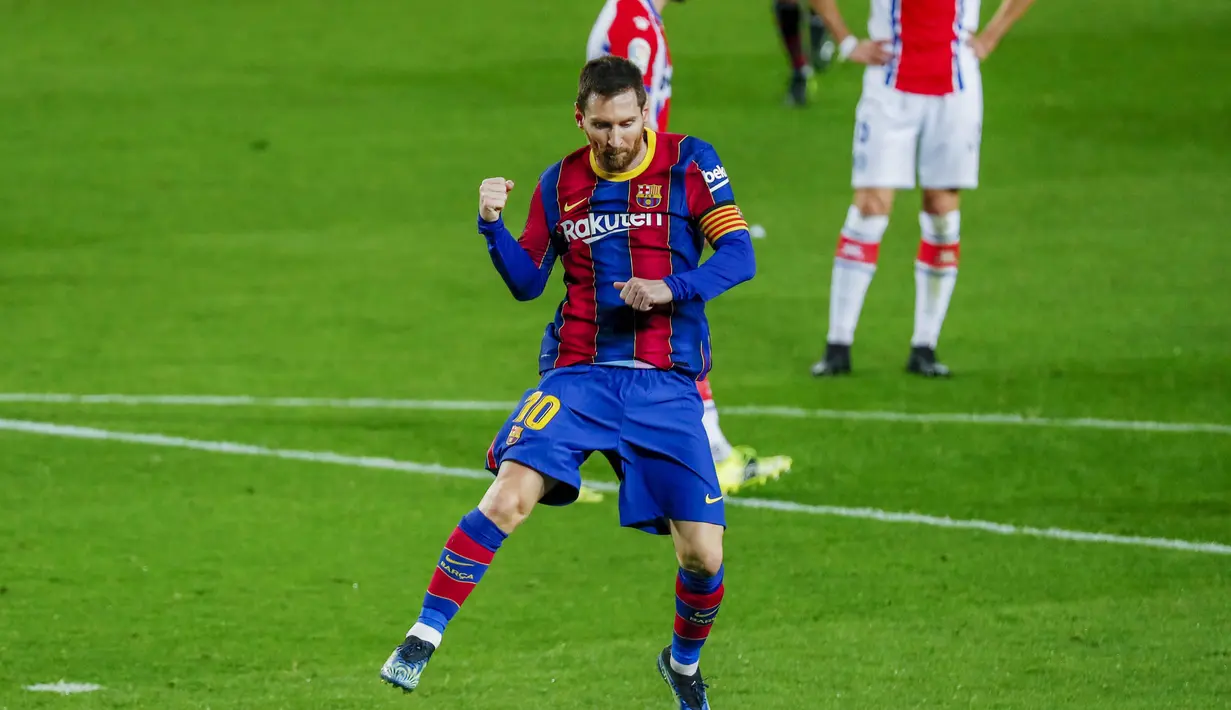 Striker Barcelona, Lionel Messi, melakukan selebrasi usai mencetak gol ke gawang Alaves pada laga Liga Spanyol di Stadion Camp Nou, Sabtu (14/2/2021). Barcelona menang dengan skor 5-1. (AP Photo/Joan Monfort)