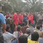 Perwakilan salah satu LSM berdialog dengan anggota Koperasi Gondai Bersatu terkait eksekusi lahan di Pelalawan. (Liputan6.com/M Syukur)