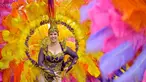 Kelompok tari Carnaval de Colores dari Spanyol tampil dalam Festival Bunga Debrecen ke-48 di Debrecen, Hungaria (20/8). Festival ini merupakan tradisi yang digelar sejak tahun 1966 di Hungaria. (Zsolt Czegledi / MTI via AP)