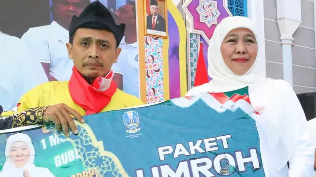 Khofifah bersama pemenang paket umrah. (Dian Kurniawan/Liputan6.com)