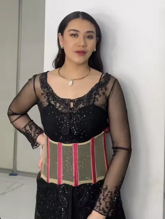 Aaliyah memilih tampil mengenakan kebaya panjang hitam semi transparan pada lengan. Dengan aksen payet di bagian depan. [@aaliyah.massaid]