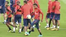Bintang Baru PSG, Neymar (tengah) saat melakukan jugling pada sesi latihan di Camp des Loges, Paris, (11/8/2017). PSG akan mengawali Liga 1 Prancis melawan Guingamp. (AFP/Alain Jocard)