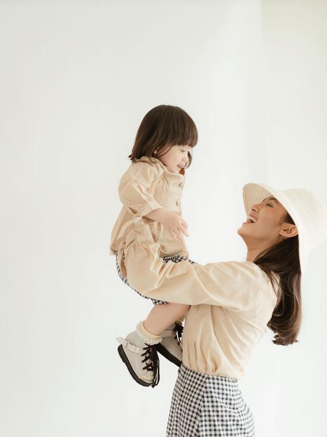 6 Potret Kedekatan Cut Syifa dengan Buah Hati Alice Norin, Menggemaskan