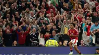 Pemain Manchester United, Joshua Zirkzee melakukan selebrasi usai mencetak gol pembuka saat pertandingan sepak bola Liga Premier Inggris melawan Fulham di stadion Old Trafford, Jumat 16 Agustus 2024. (AP Photo/Dave Thompson)