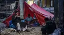 Warga terpaksa tinggal sementara di tenda darurat setelah banjir bandang menghancurkan rumah mereka di Ganting, Sumatera Barat pada 14 Maret 2024. (REZAN SOLEH/AFP)