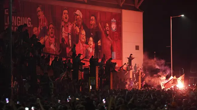 Fans Liverpool Berpesta