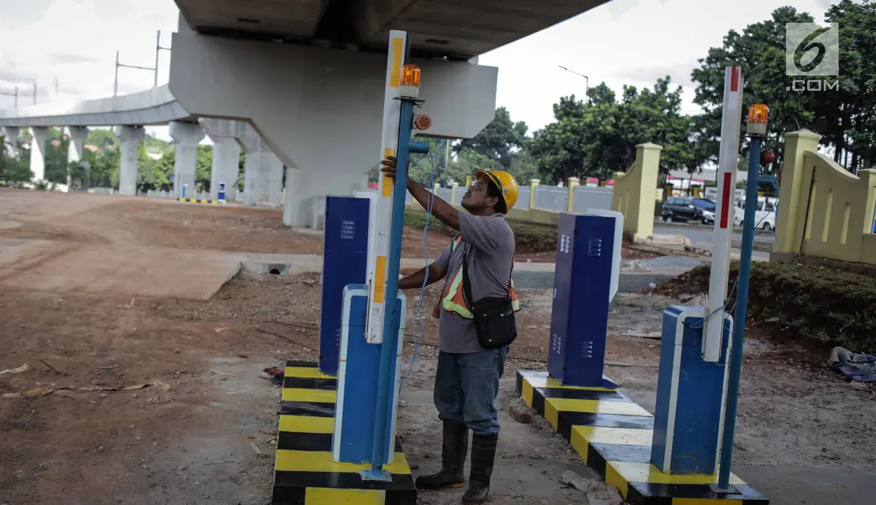 Pekerja mengecek pintu parkir di lahan yang dijadikan park and ride untuk stasiun MRT (Moda Raya Terpadu) Lebak Bulus, Jakarta, Selasa (20/3). Dua stasiun MRT dilengkapi dengan park and ride untuk fasilitas penumpang. (Liputan6.com/Faizal Fanani)
