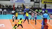 Tim putri Bandung bjb Tandamata memastikan satu tempat di babak final Proliga 2022 setelah menaklukan Jakarta Mandiri Popsivo Polwan di Padepokan Voli Jenderal Polisi Kunarto, Sentul, Bogor, Sabtu (19/3/2022). (Bola.com/Erwin Snaz)