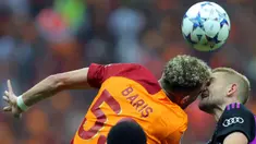Pemain Bayern Munchen Matthijs de Ligt (kanan) melompat untuk berebut bola udara dengan pemain Galatasaray Baris Yilmaz pada pertandingan sepak bola Grup A Liga Champions di Istanbul, Turki, Selasa (24/10/2023). (AP Photo/Emre Otkay)