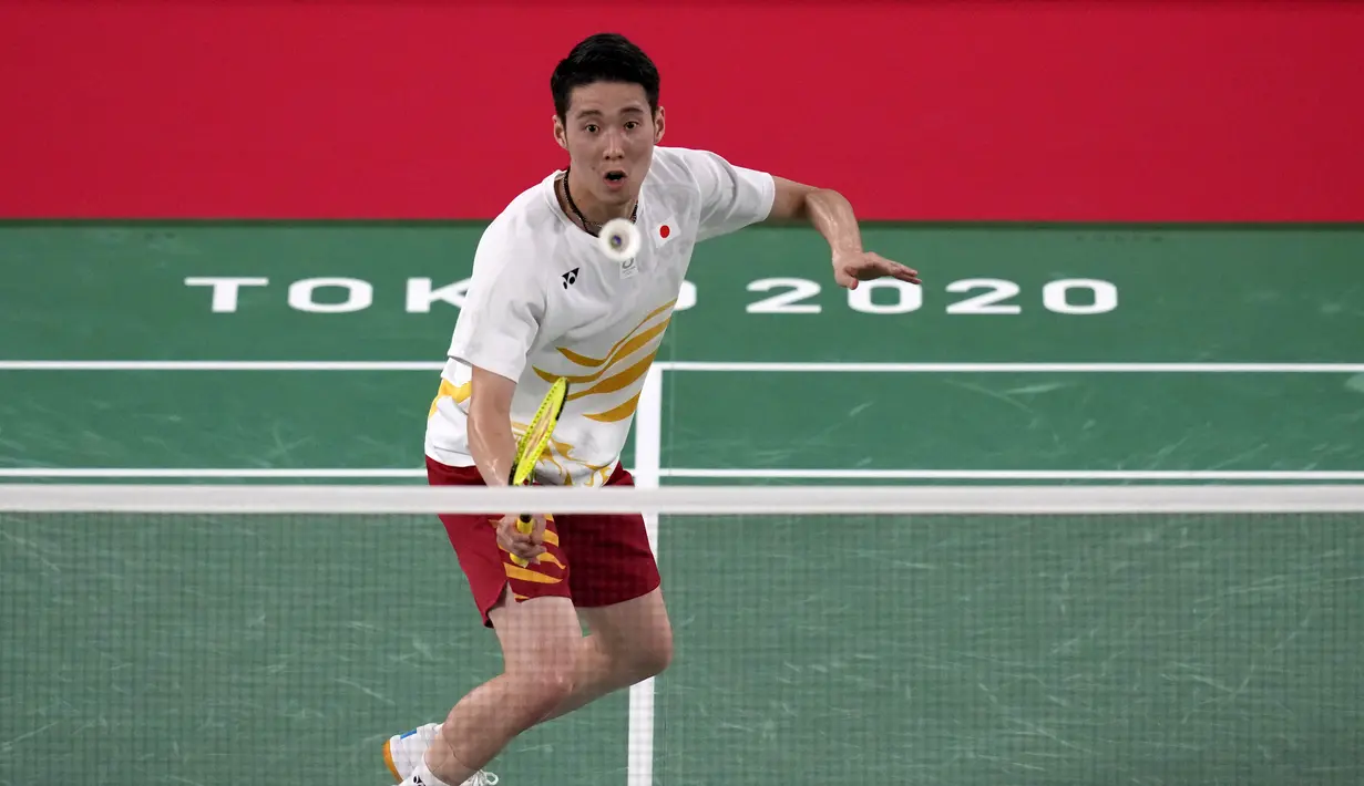 Pebulu tangkis Jepang Kanta Tsuneyama saat melawan pebulu tangkis Indonesia Anthony Sinisuka Ginting pada pertandingan tunggal putra Olimpiade Tokyo 2020 di Tokyo, Jepang, Kamis (29/7/2021). Ginting lolos ke perempat final Olimpiade Tokyo 2020 usai mengalahkan Kanta. (AP Photo/Markus Schreiber)
