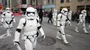 Stormtroopers Star Wars berbaris pada Macy's Thanksgiving Day Parade di New York, Amerika Serikat, 25 November 2021. Macy's Thanksgiving Day Parade kembali sepenuhnya setelah dirundung pandemi COVID-19 tahun lalu. (Photo by Charles Sykes/Invision/AP)