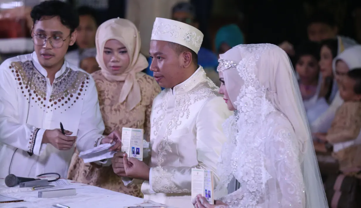 "Sayangku, my wifer dengan senang hati yang tulus saya berikan mas kawin ini sebagai bukti cinta kasihku kepadamu...," ucap Vicky kepada Angel Lelga. (Nurwahyunan/Bintang.com)