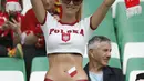 Fans cantik Polandia membentangkansyalsaatmendukung timnya melawan Swiss pada Piala Eropa 2016 di Stadion Geoffroy-Guichard, Saint-Etienne (26/6/2016) WIB.  (REUTERS/Yves Herman)