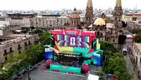 Pemandangan udara ini menunjukkan instalasi FIFA Fan Fest Guadalajara di Plaza de la Liberacion di Guadalajara, Meksiko, Selasa 9 Juni 2026, menjelang pembukaan turnamen sepak bola Piala Dunia 2026. (Ulises RUIZ/AFP)