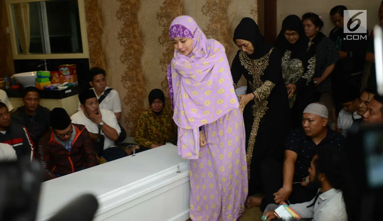Istri gitaris grup band Seventeen Herman Sikumbang, Juliana Muhtar menangis saat menerima kedatangan jenazah suami di rumah duka di Pancoran, Jakarta, Senin (24/12). Herman menjadi korban tsunami Anyer. (Kapanlagi.com/Bayu Herdianto)