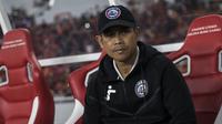 Pelatih Arema FC, Joko Susilo, mengamati anak asuhnya saat melawan Persija Jakarta pada laga Liga 1 di SUGBK, Jakarta, Sabtu (31/3/2018). Persija menang 3-1 atas Arema FC. (Bola.com/Vitalis Yogi Trisna)