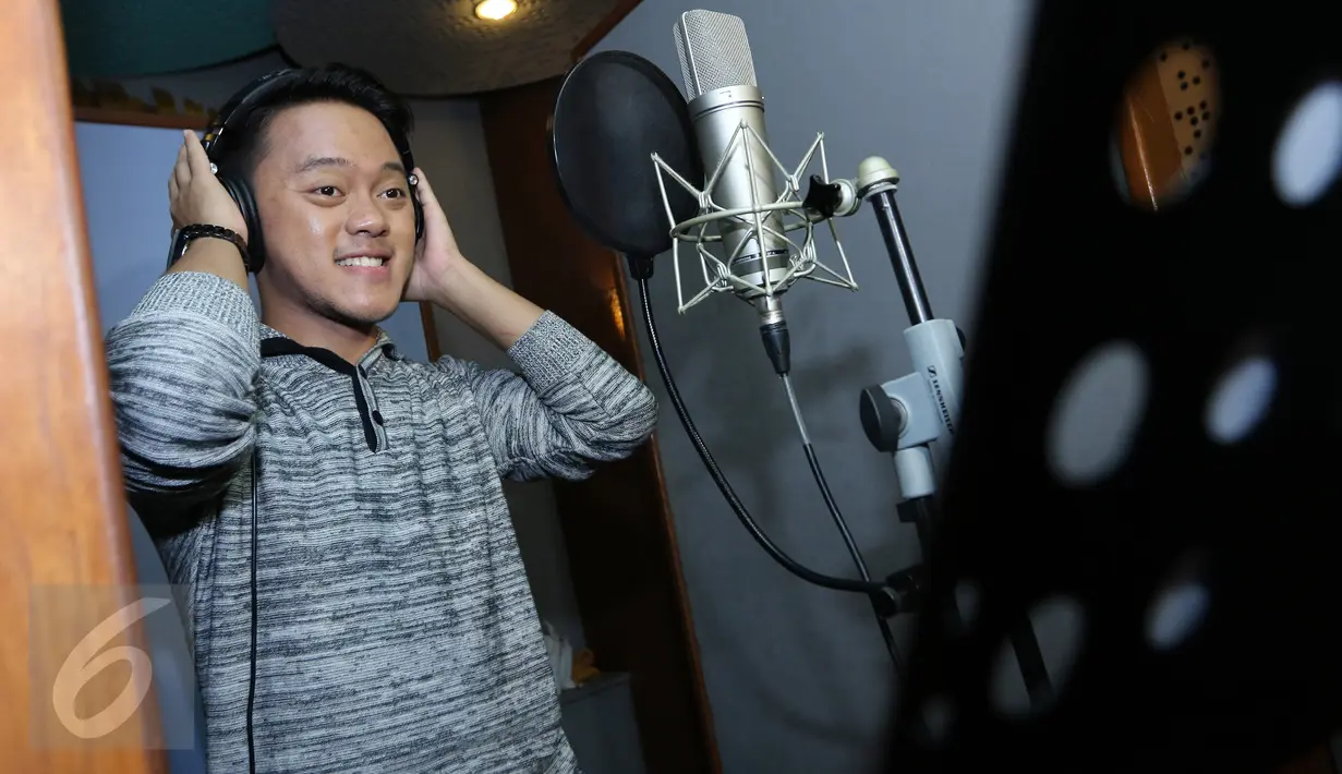 Juara D'Academy Asia, Danang bergaya di studio rekaman, Jakarta, Kamis (14/1/2016) Sebagai Juara 1  D'Academy Asia, Danang akan dibuatkan Singel karya musisi Malaysia Pak Ngah. (Liputan6.com/Herman Zakharia)