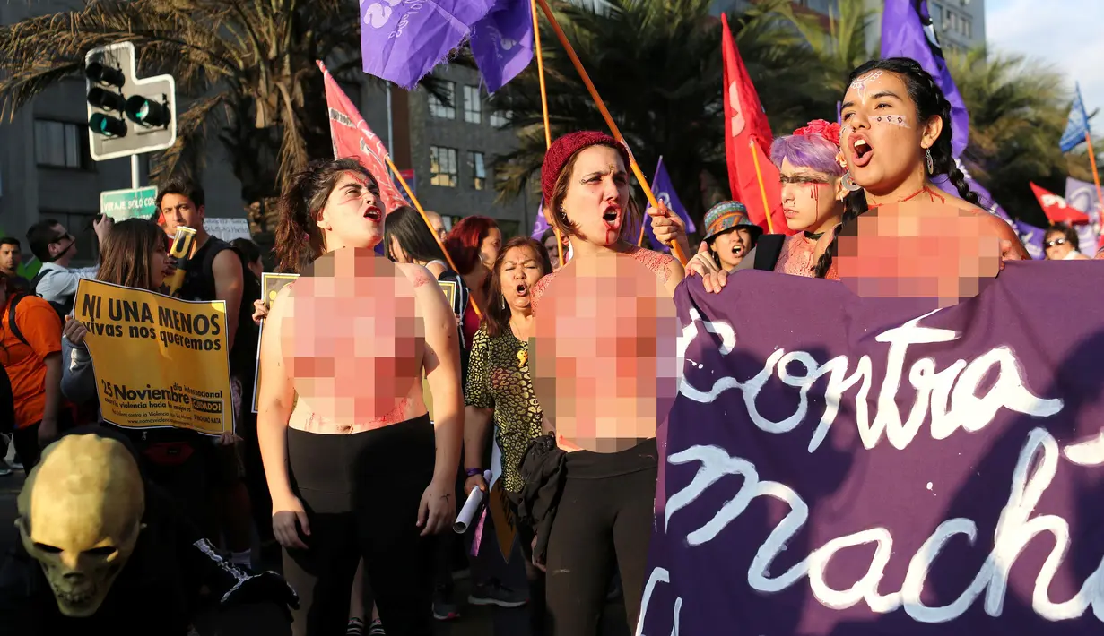 Sejumlah wanita bertelanjang dada dengan kondisi berlumuran darah saat memperingati Hari Anti Kekerasan Perempuan di Santiago, Chile (25/11). (REUTERS/Pablo Sanhueza)