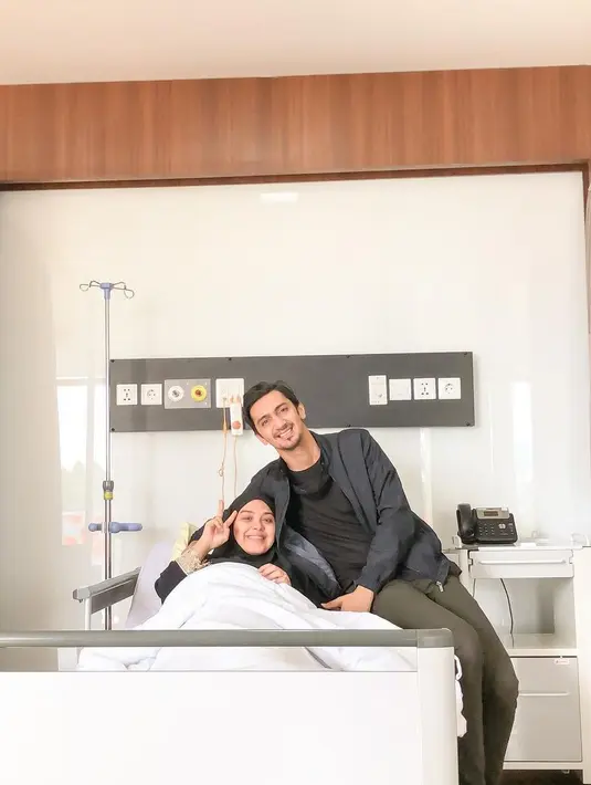 "Foto ini menggambarkan perasaan campur aduk ku. Dari tegang, takut sampe seneng sebentar lagi udh bisa ketemu baby @littlerave_ doain semoga persalinan ku bisa berjalan lancar yah!" ungkap Vebby Palwinta. (Instagram/vebbypalwinta)