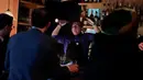 Pendiri bar, Sother Teague membuatkan minuman untuk pelanggan saat pembukaan bar anti-Trump di New York City (25/4). (AP Photo/Julie Jacobson)