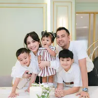 Momen spesial ini menjadi perayaan perdana ulang tahun sang buah hati yang ketiga, dan digelar dengan suasana sederhana namun penuh cinta di kediaman mereka. [@raffinagita1717].