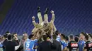 Para pemain Napoli mengangkat presiden mereka Aurelio De Laurentiis setelah mengalahkan Juventus pada final Coppa Italia di Olympic Stadium, Roma, Italia, Rabu (17/6/2020). Napoli menjadi juara Coppa Italia 2019-2020 setelah mengalahkan Juventus lewat drama adu penalti. (AP Photo/Andrew Medichini)