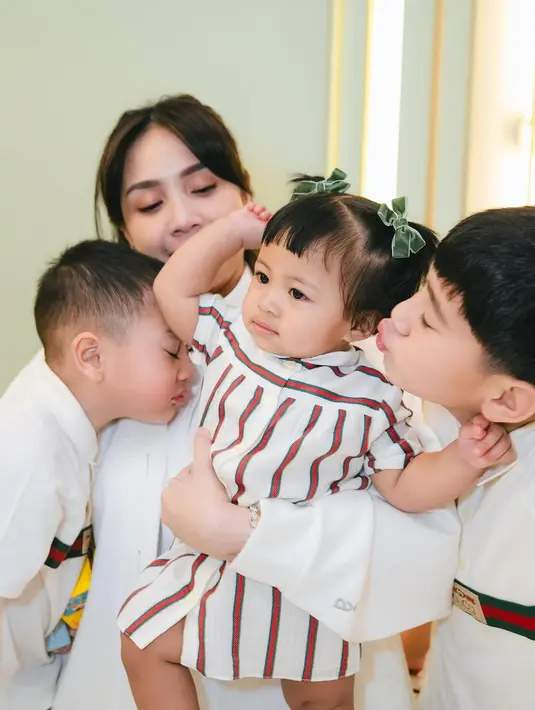 Gaya kompak keluarga ini menjadi bukti bahwa penampilan minimalis dengan sentuhan warna putih tetap bisa terlihat modis, harmonis, dan penuh makna, terutama dalam momen kebersamaan keluarga yang hangat. [@raffinagita1717].