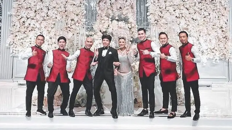 6 Potret Verrell Bramasta Jadi Groomsmen Nikahan Atta Aurel.