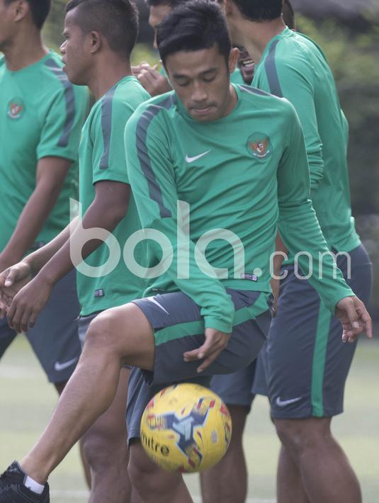 Beny Wahyudi mahir mengolah bola dengan gaya mirip pemain basket pada sesi latihan di Hotel Grand Fourwings, (17/12/2016). (Bola.com/Vitalis Yogi Trisna)