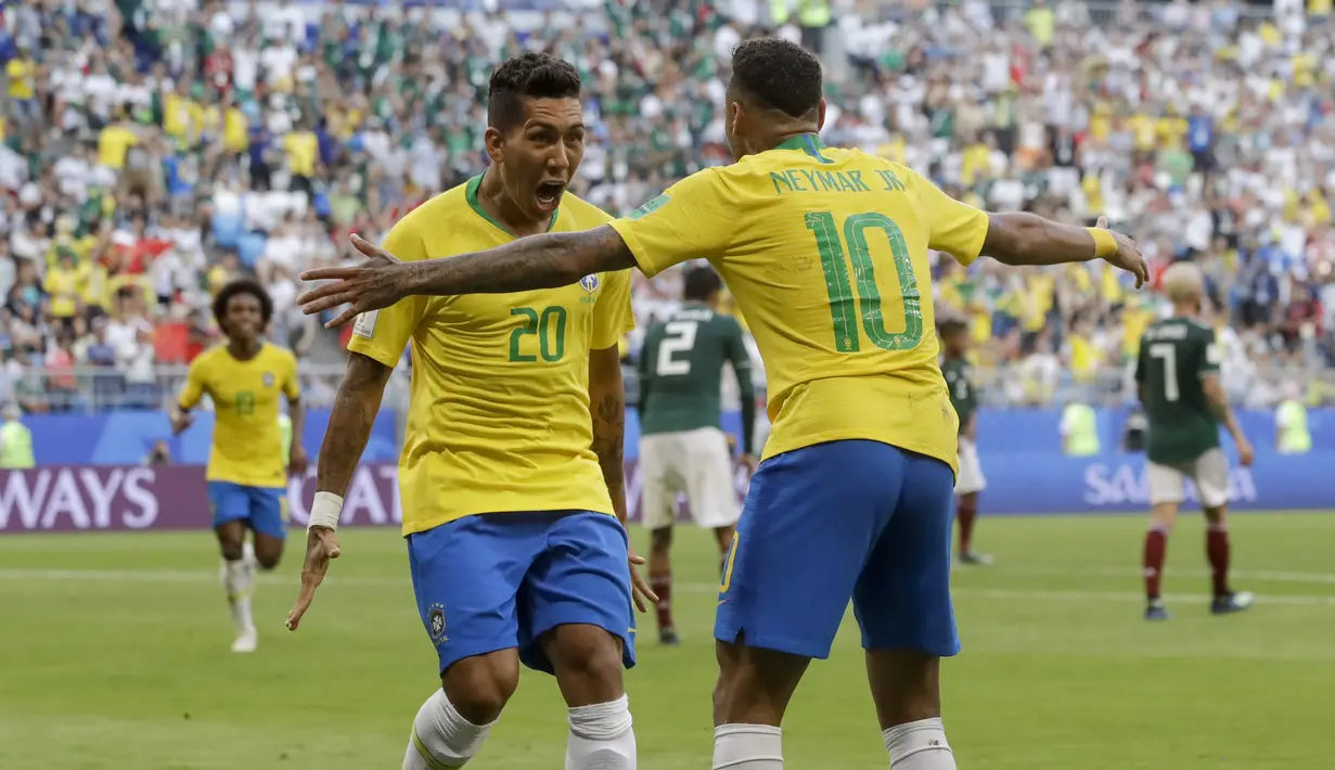 Striker Brasil, Roberto Firmino, merayakan gol yang dicetaknya ke gawang Meksiko pada babak 16 besar Piala Dunia di Samara Arena, Samara, Senin (2/6/2018). Brasil menang 2-0 atas Meksiko. (AP/Andre Penner)