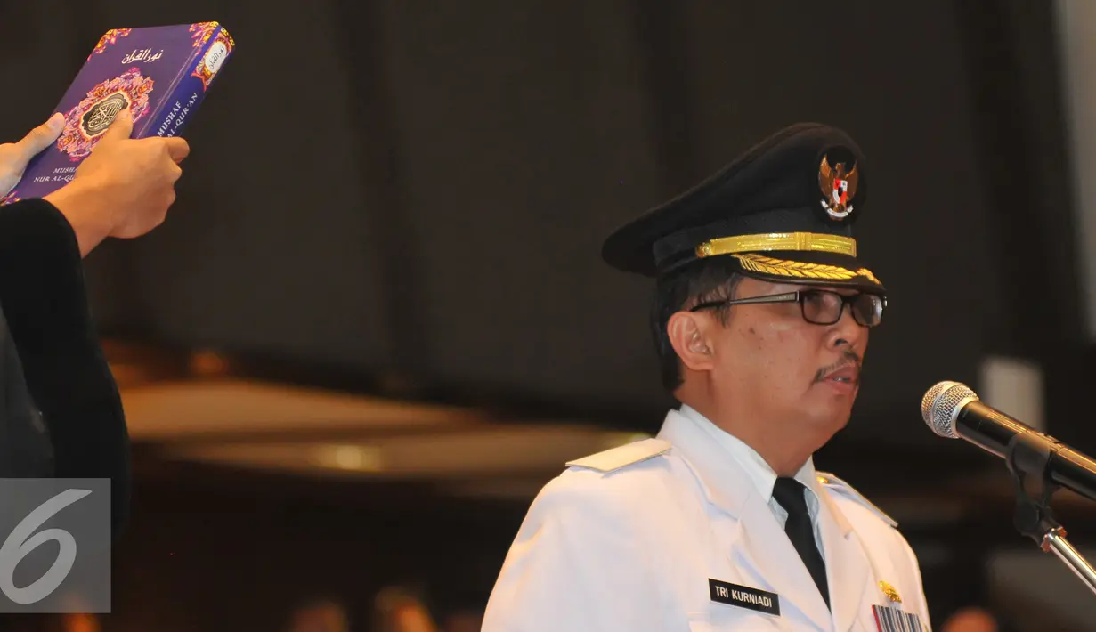 Calon Walikota Jakarta Selatan Tri Kurniadi disumpah pada saat pelantikan di balai kota, Jakarta, Kamis (13/8/2015). Tri resmi menggantikan Syamsuddin Noor yang dipecat. (Liputan6.com/Herman Zakharia)