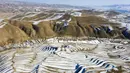 Foto dari udara yang diabadikan pada 7 Desember 2020 ini menunjukkan pemandangan sawah terasering yang tertutup salju di Kota Wuwei, Wilayah Otonom Etnis Tibet Tianzhu, Provinsi Gansu, China barat laut. (Xinhua/Jiang Aiping)