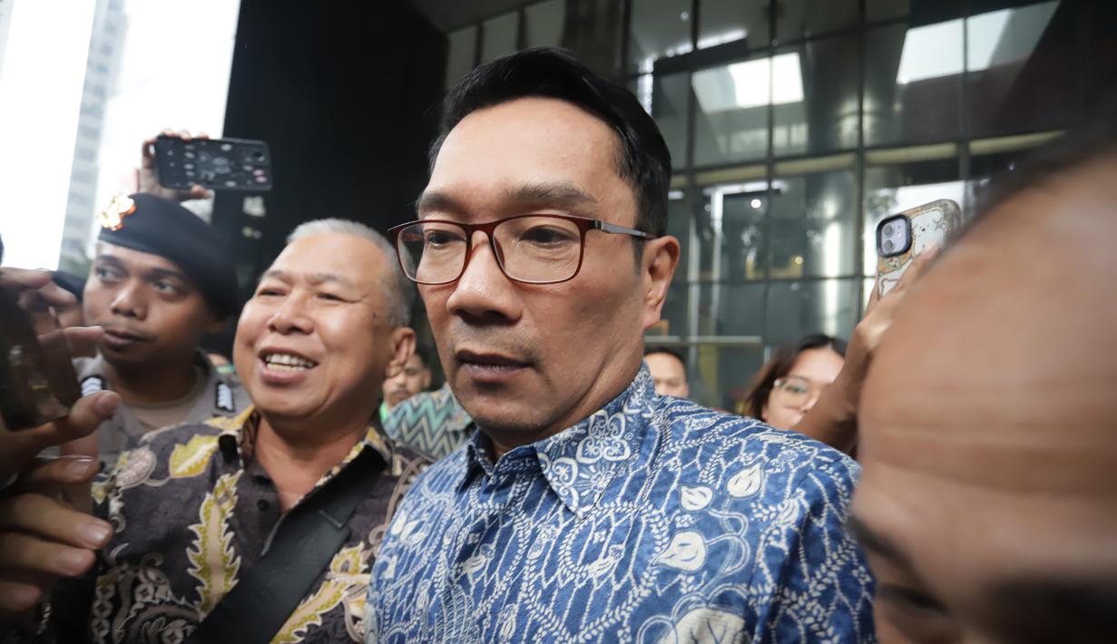 Usai diperiksa selama lebih kurang enam jam, Ridwan Kamil mengaku bahagia.  Tampak dalam foto, mantan Gubernur Jawa Barat Ridwan Kamil saat meninggalkan Gedung Merah Putih Komisi Pemberantasan Korupsi (KPK), Jakarta, Selasa (2/12/2025). (merdeka.com/Arie Basuki)