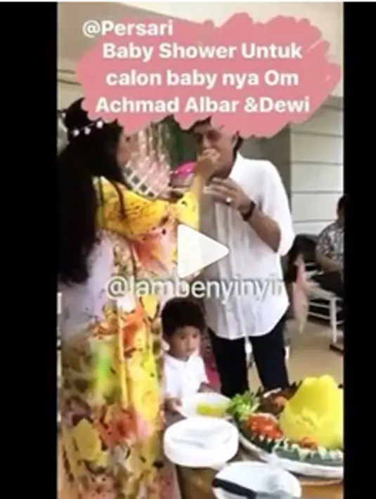 "Selamat ya buat Om Iyek & Dewi ماشاء الله putrinya cantik ❤ Semoga menjadi anak yg sholehah," tulis marini Zumarnis sebagai keterangan foto saat bersama Ahmad Albar bersama istrinya Dewi serta anaknya. (Instagram)