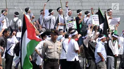 Massa yang tergabung dalam Al Aqsa Working Grup berunjuk rasa di depan Kedubes AS Jalan Medan Merdeka Selatan, Jakarta, Selasa (3/4). Aksi ini dukungan moral kepada rakyat Palestina yang ingin pulang ke tanah kelahiran. (Liputan6.com/Helmi Fithriansyah)