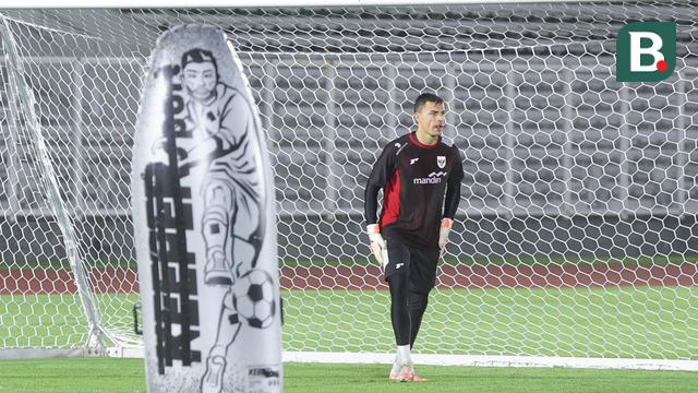 Foto: Jatuh Bangun Emil Audero Mulyadi di Sesi Latihan, Potensi Debut saat Timnas Indonesia vs Bahrain