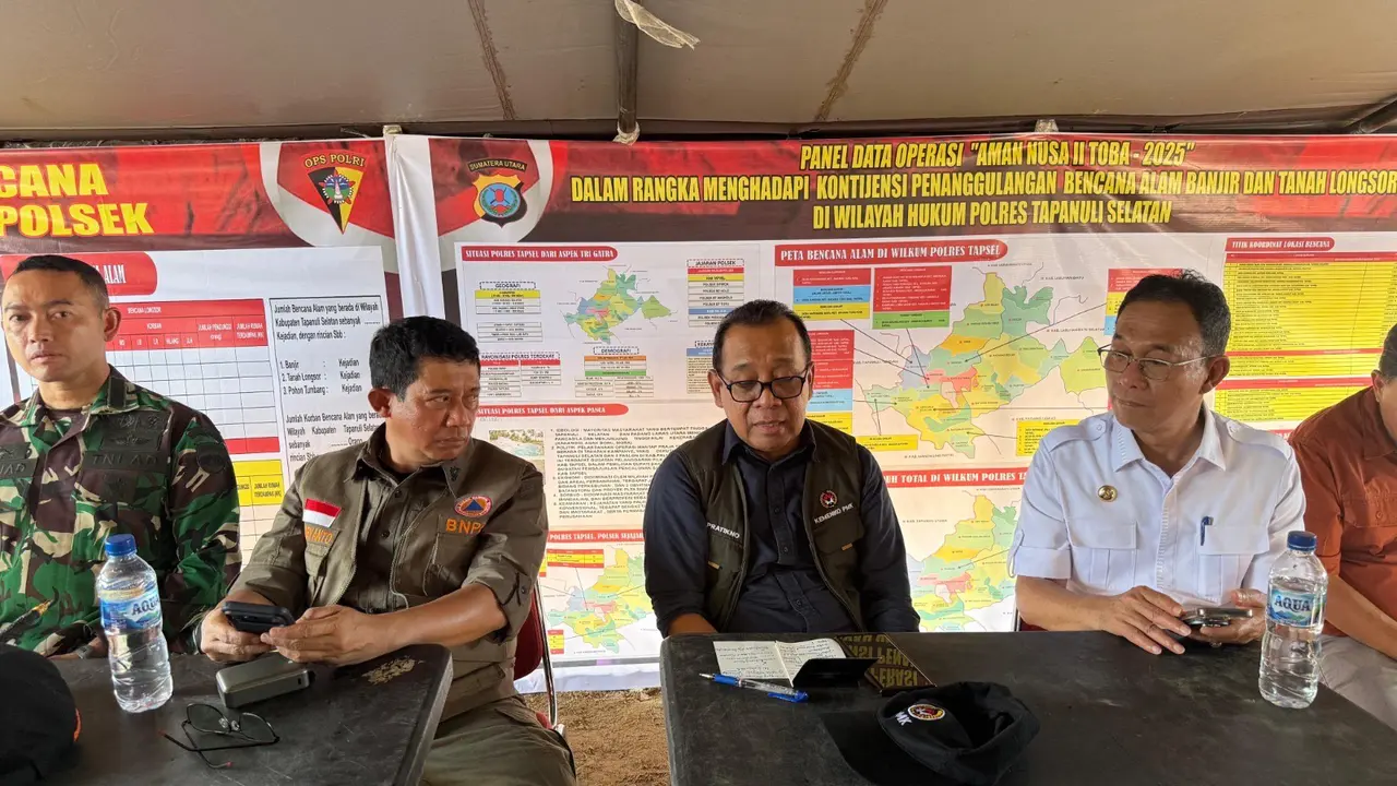 Kepala BNPB Letjen TNI Suharyanto bersama Menteri Koordinator Bidang Pemberdayaan Manusia dan Kebudayaan Pratikno