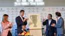 Cristiano Ronaldo saat meresmikan pembukaan Pestana Hotel bersama anaknya Cristiano Ronaldo Jr. dan CEO Pestana Hotel Grup, Dionisio Pestana (2kanan) dan Wali Kota Madeira, Miguel Albuquerque (kanan), di Kepulauan Madeira, (22/7/2016). (AFP/Joana Sousa)